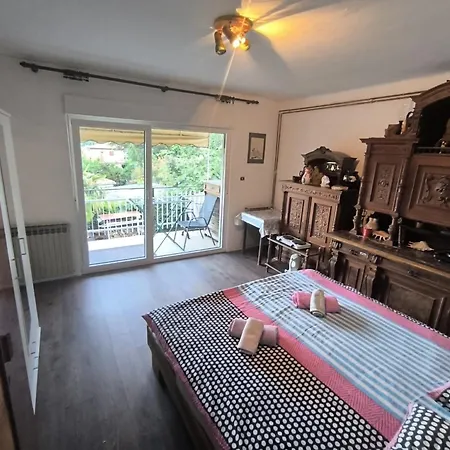 Lorinda Apartment *